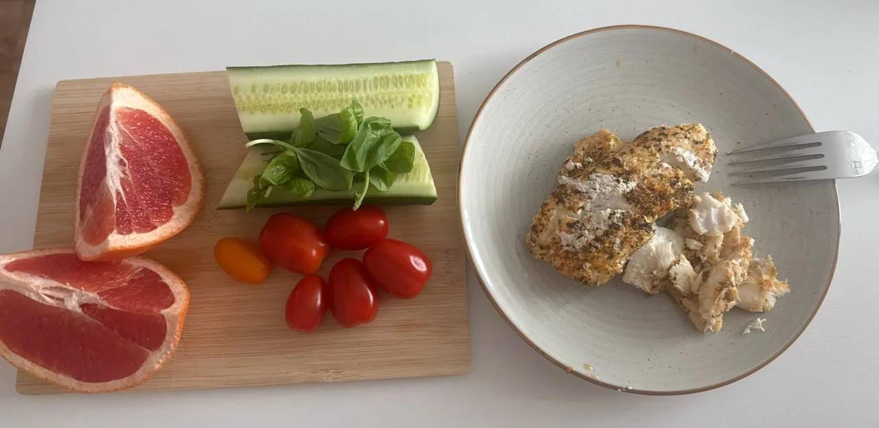 Полезные продукты с рыбой, овощами и грейпфрутом как часть рациона при абдоминальном ожирении