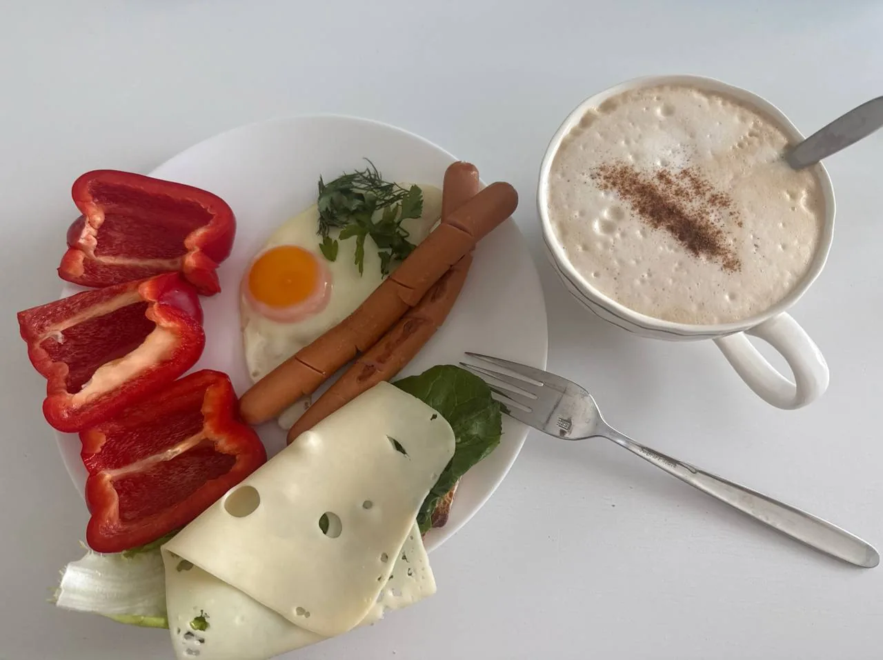 Сытный завтрак с яйцом, овощами, сыром и сосисками как пример сбалансированного приёма пищи без жёстких диет