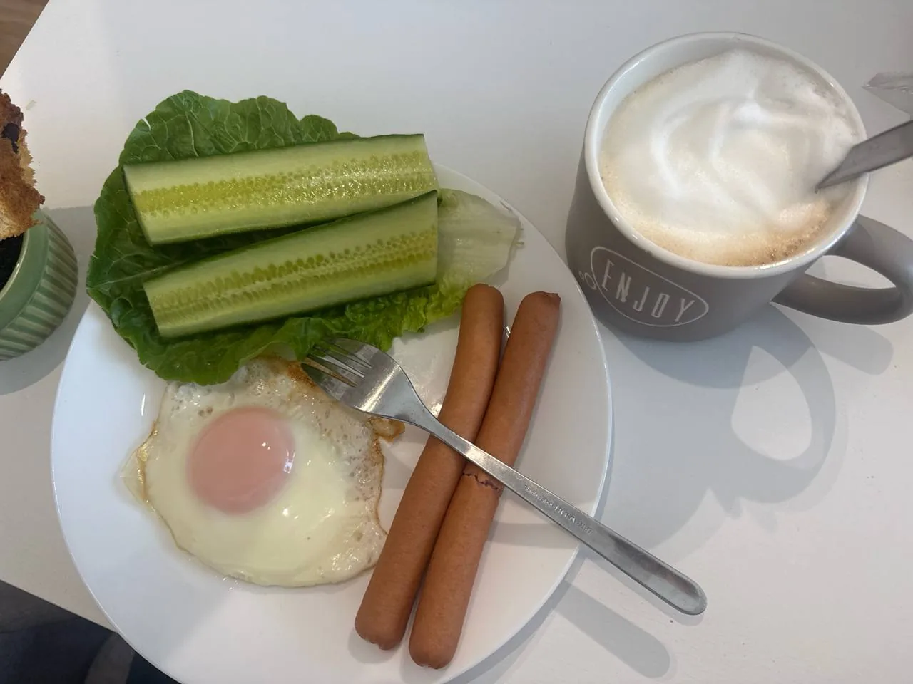 Простой завтрак с яичницей, сосисками, огурцом и кофе как пример сбалансированного приема пищи при похудении