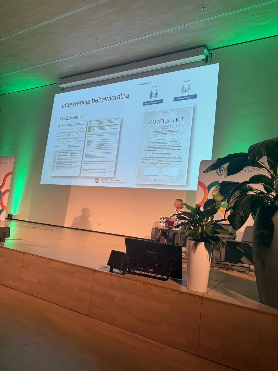 Портретное фото вертикального формата с неразборчивым текстом на фоне