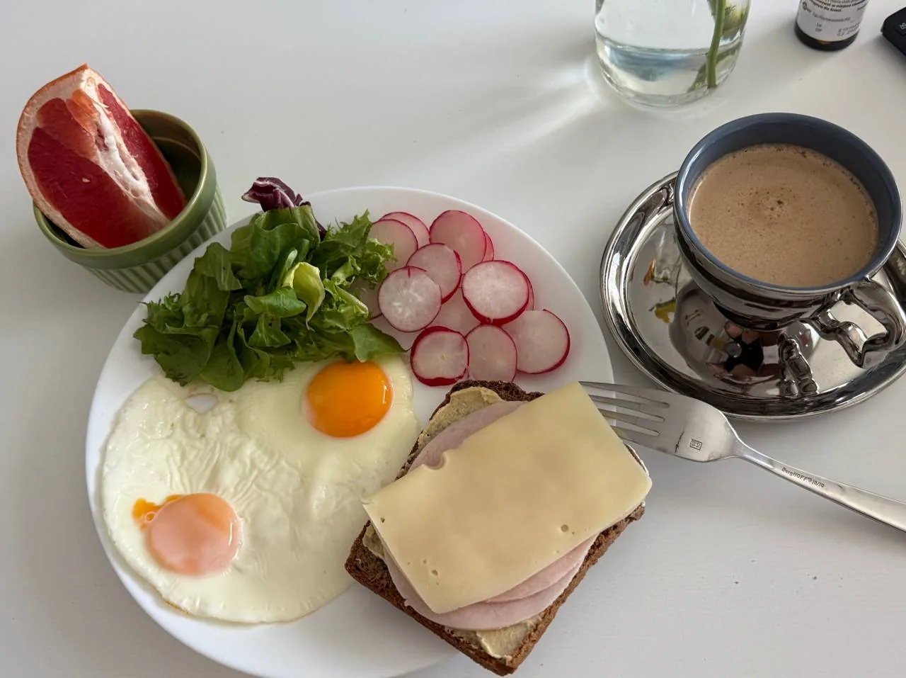 Сбалансированный завтрак с яйцами, овощами, бутербродом и кофе как пример тарелки при инсулинорезистентности