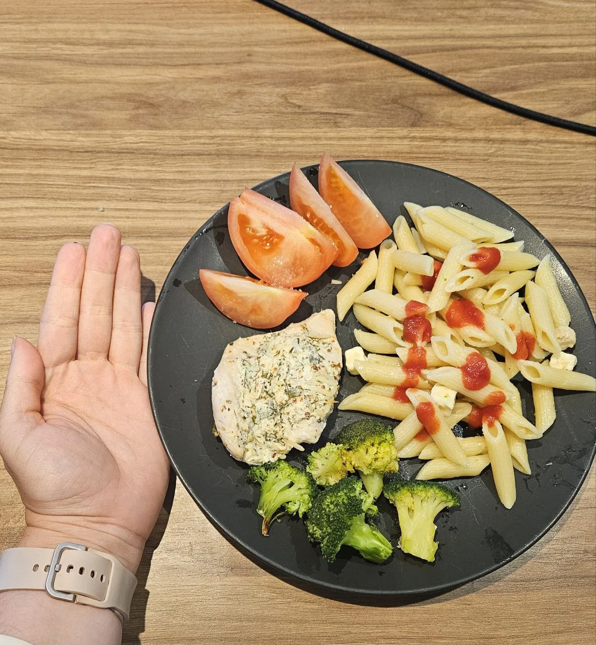 Сбалансированная тарелка с пастой, брокколи, помидорами и куриной котлетой как пример порционного питания при похудении