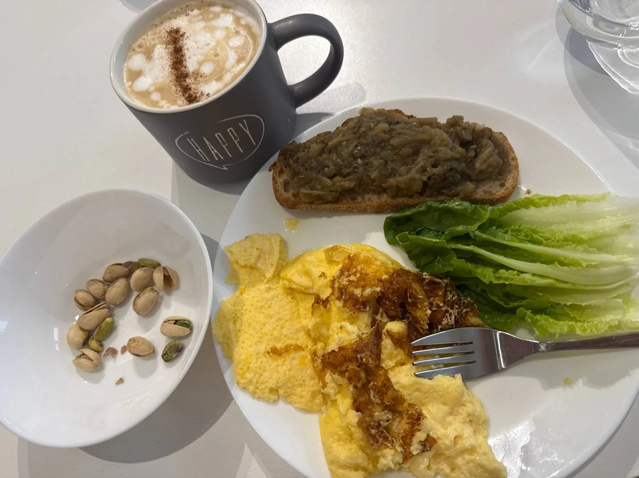 Сбалансированный завтрак с тостом, яйцами, зеленью и кофе как пример умеренного калоража для безопасного похудения