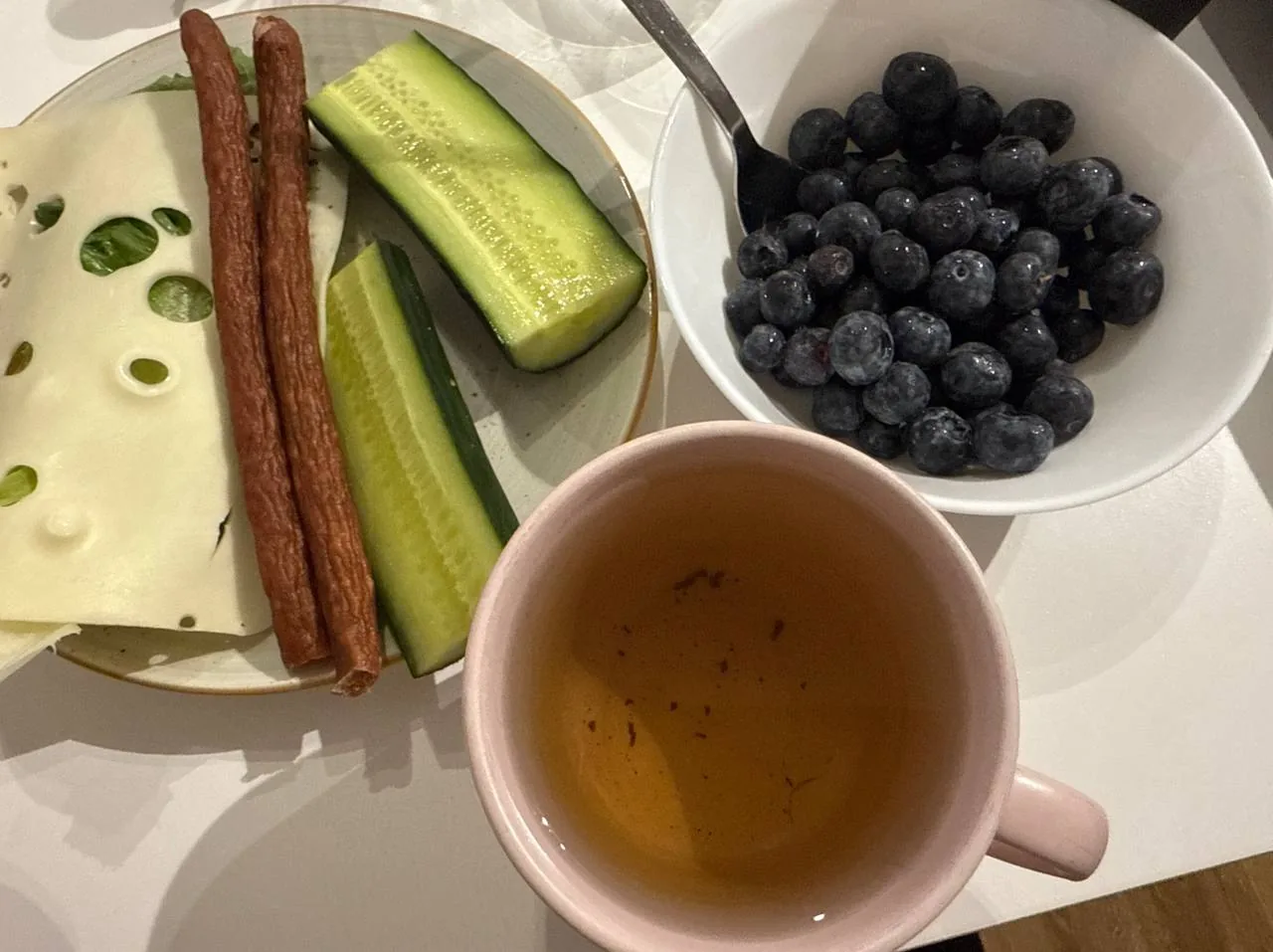 Лёгкий перекус с овощами, сыром и ягодами на столе для идеи вечернего приёма пищи без переедания