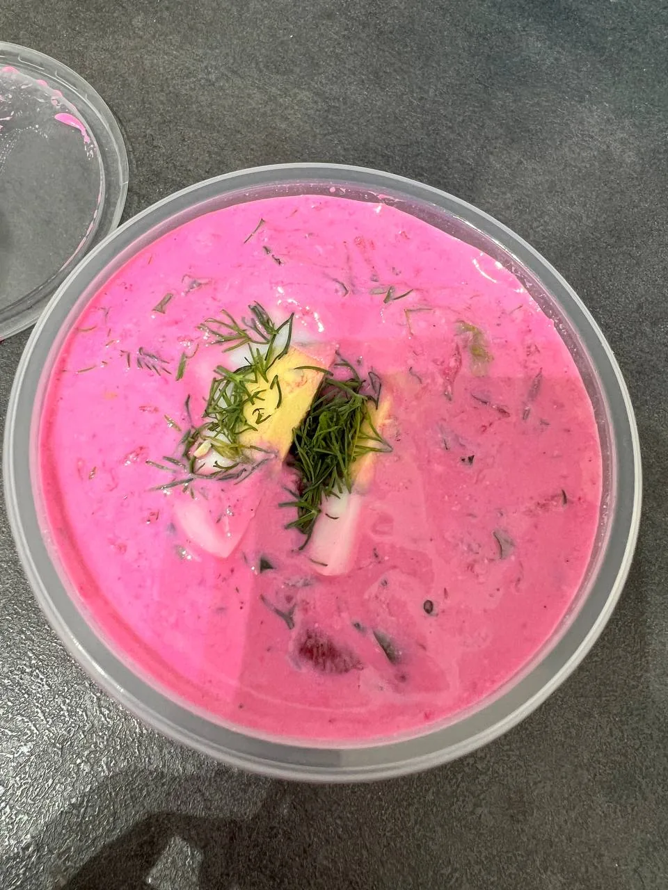 Вертикальное фото с неразборчивым текстом, используется как иллюстрация к разделу о лишнем весе и его причинах