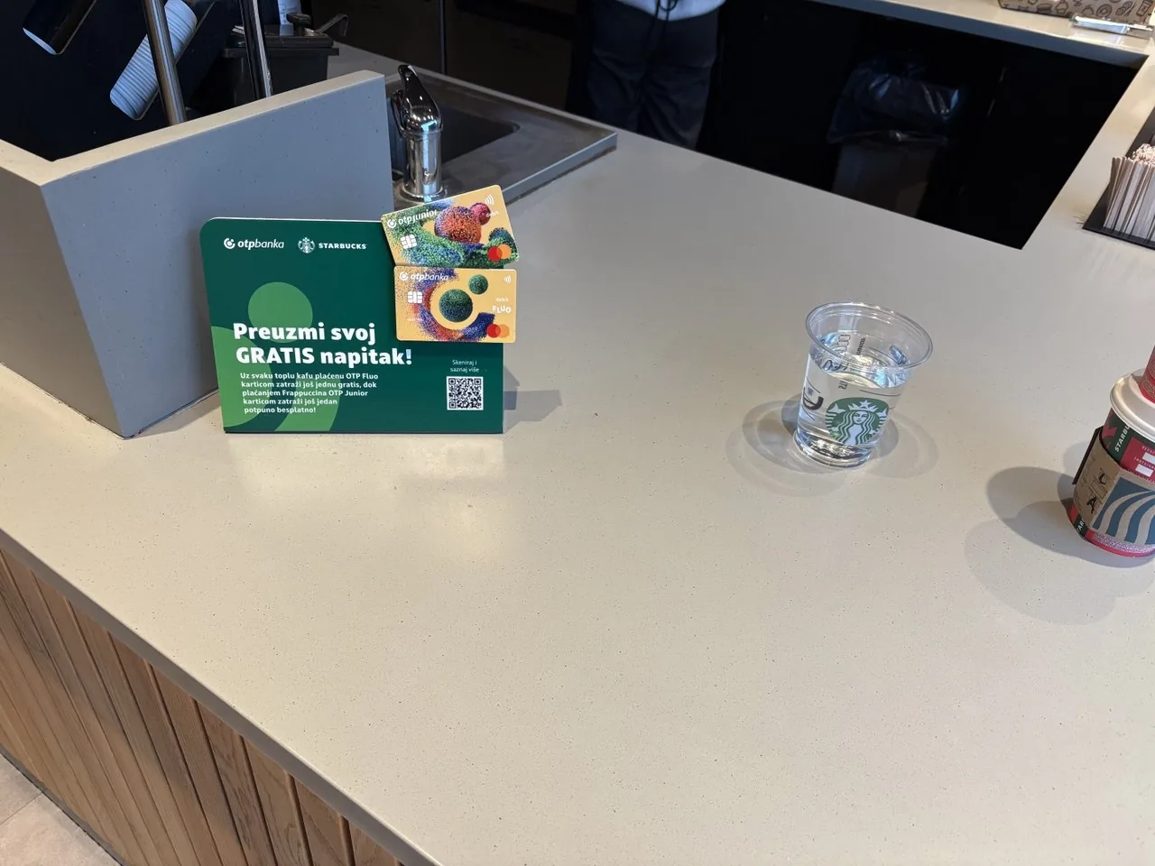 Кафе с рекламной стойкой и стаканом напитка на стойке