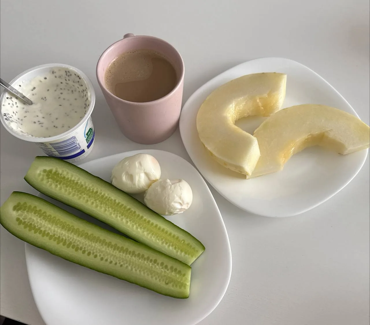 Лёгкий перекус с овощами, сыром, йогуртом и чаем как пример щадящего питания при гастрите и чувстве голода