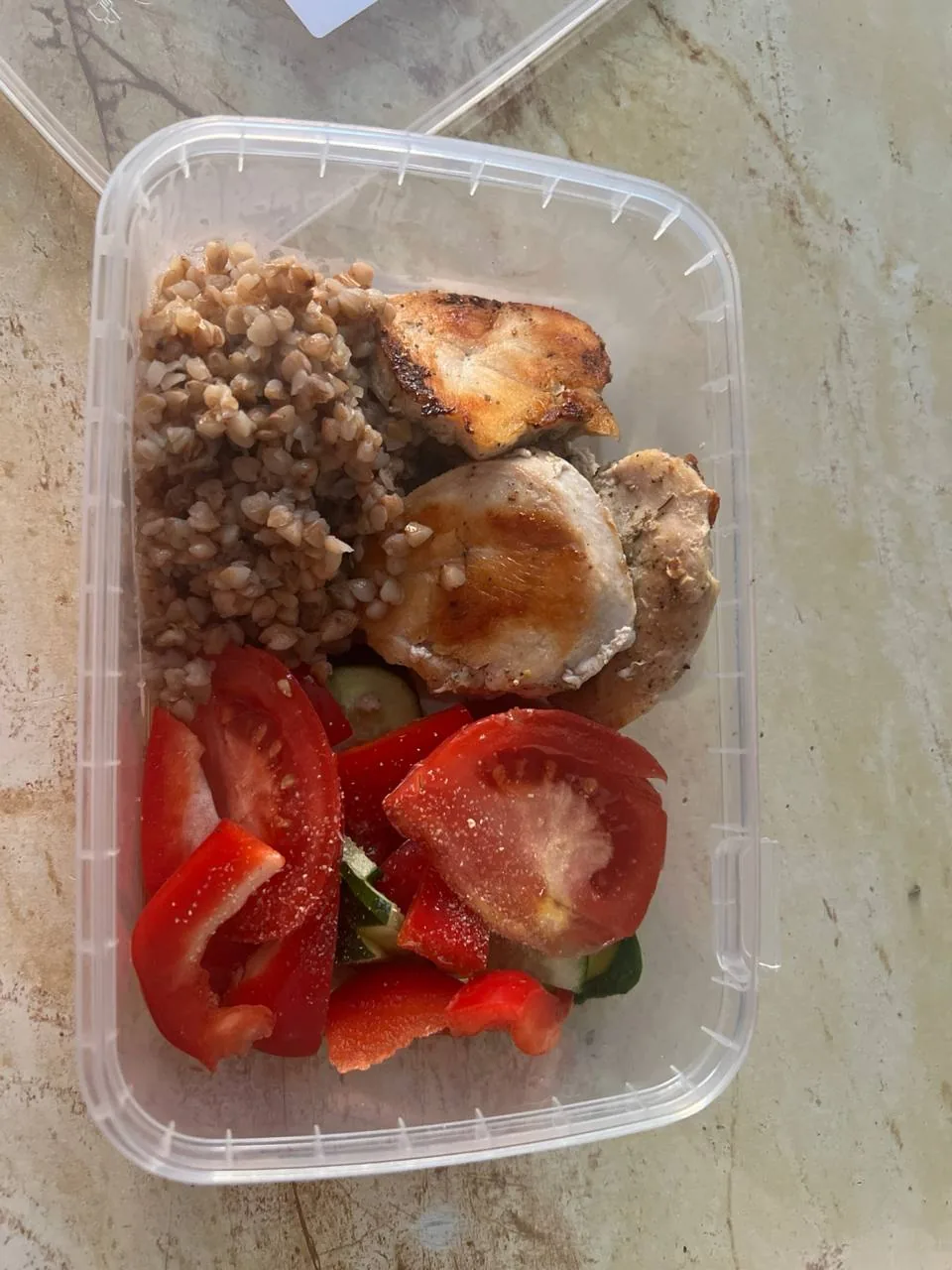 Портретное фото в вертикальном формате, используется как иллюстрация к теме поведенческой поддержки веса