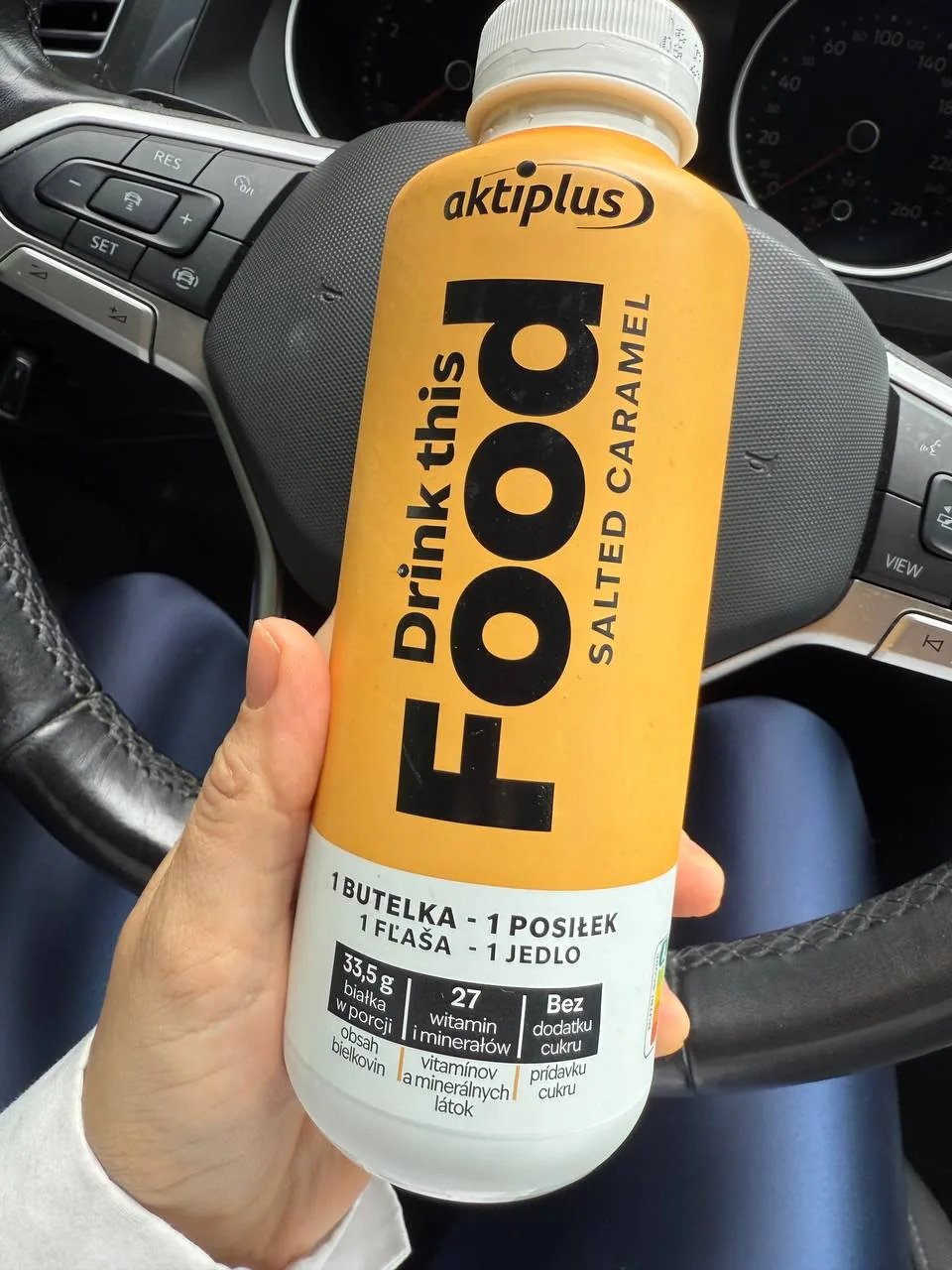 Портретное фото вертикального формата с неразборчивым текстом на фоне