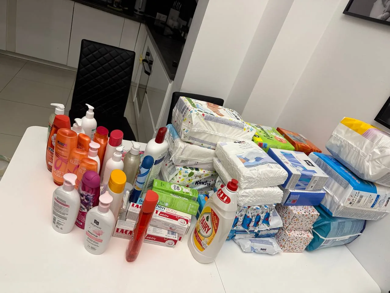 Неясное фото с фрагментами нечитаемого текста на фоне, используется как декоративное изображение для статьи о снижении веса под контролем врача