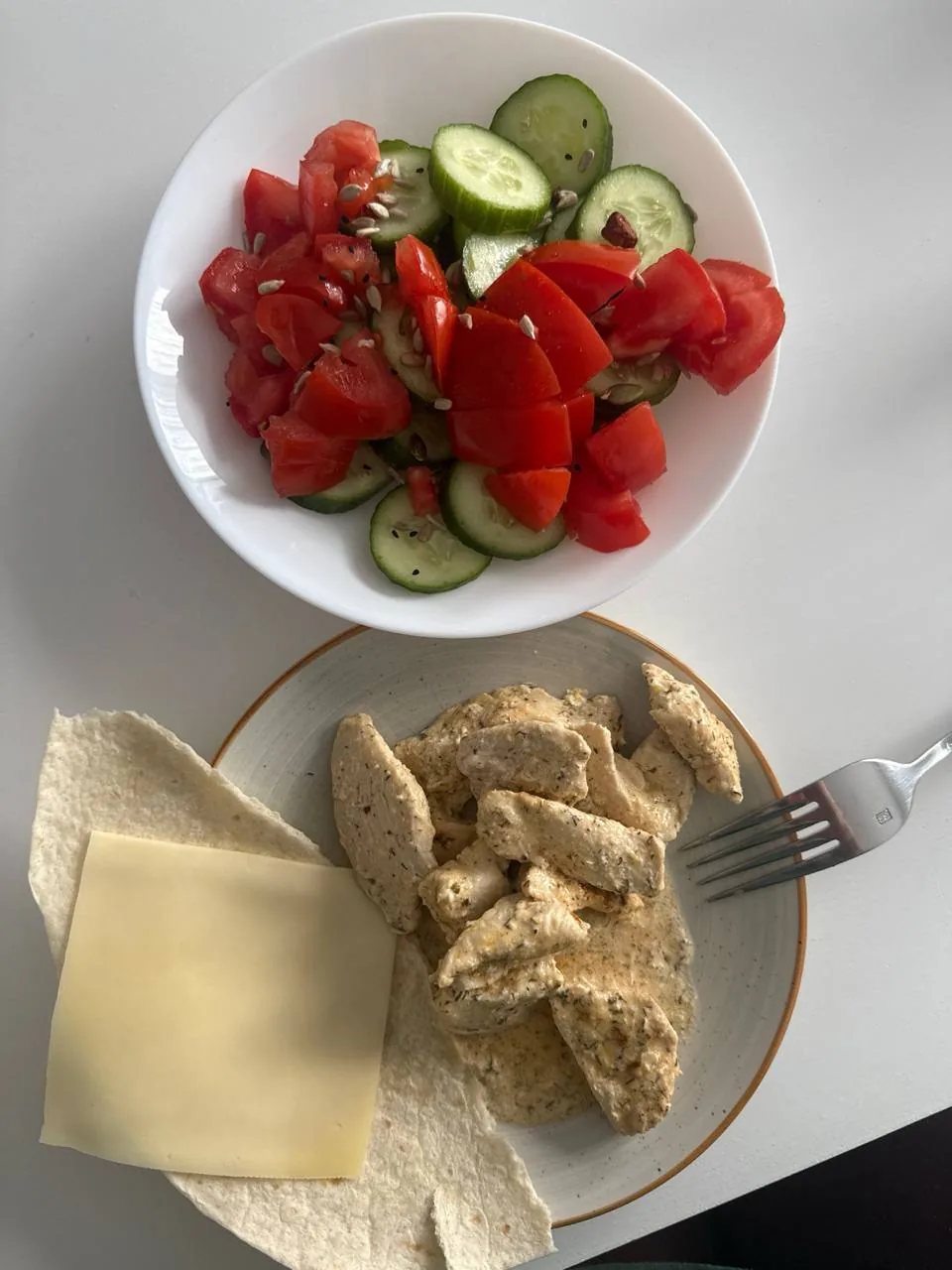 Тарелка с салатом и курицей как пример тарелки с более здоровым питанием при контроле веса и ожирения