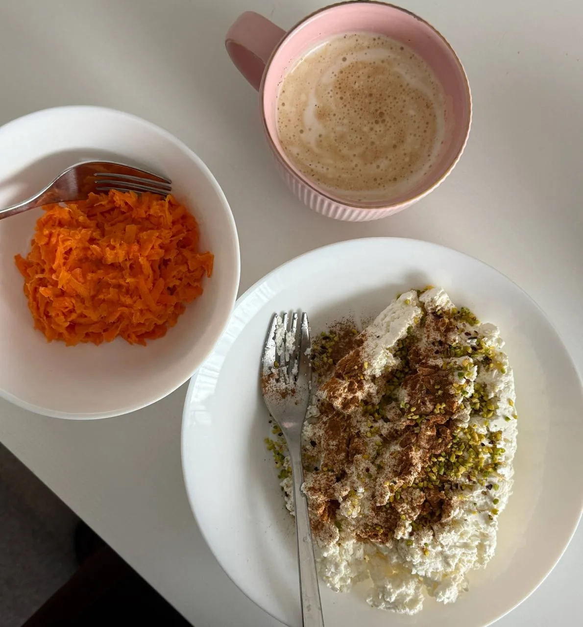 Портретное фото с размытым неразборчивым текстом на фоне