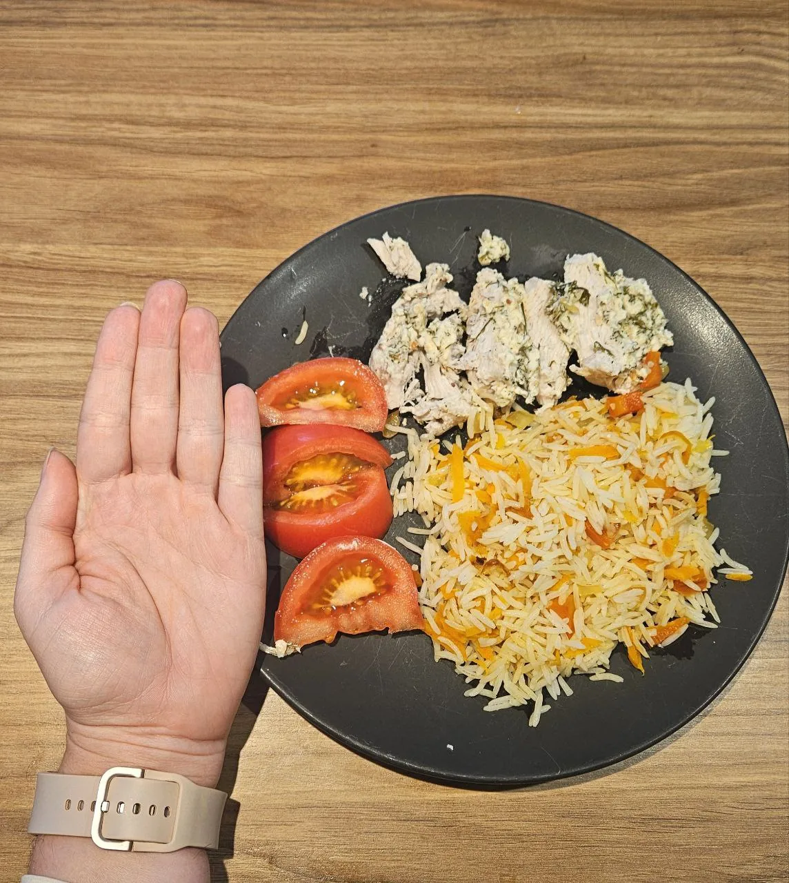 Портретное фото с нечитаемым текстом на фоне