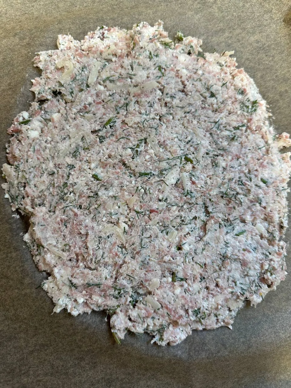 Портретное фото вертикального формата с неразборчивым текстом на фоне