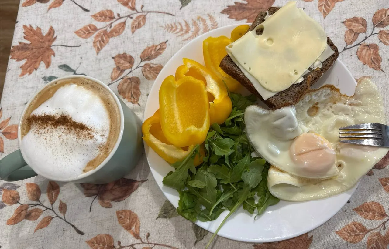 Абстрактное фоновое фото с размытым текстом, используемое как иллюстрация к статье о сжигании жира на животе дома